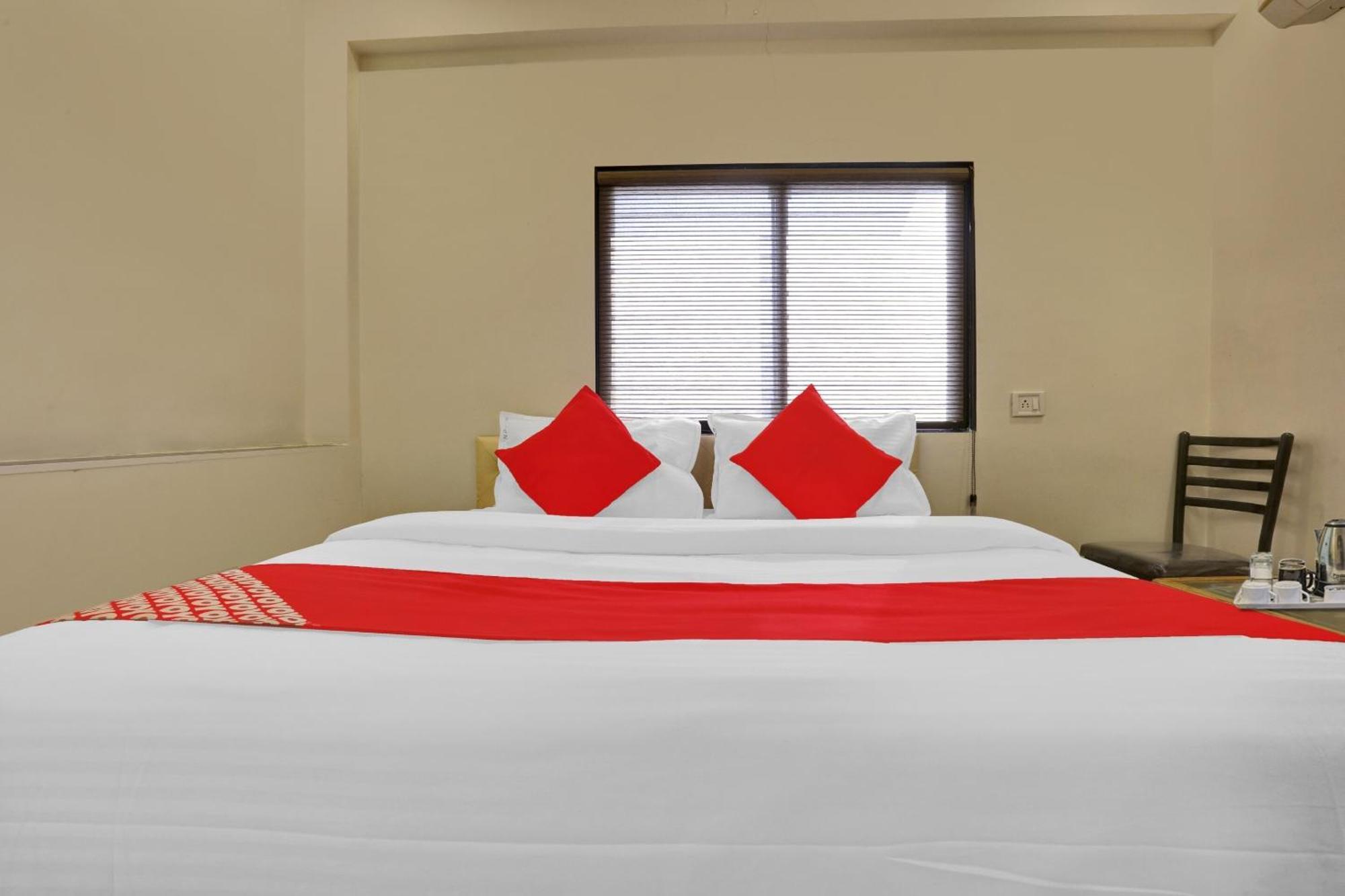 Hotel O Nandi Palace Lodging And Boarding Ulhasnagar Экстерьер фото