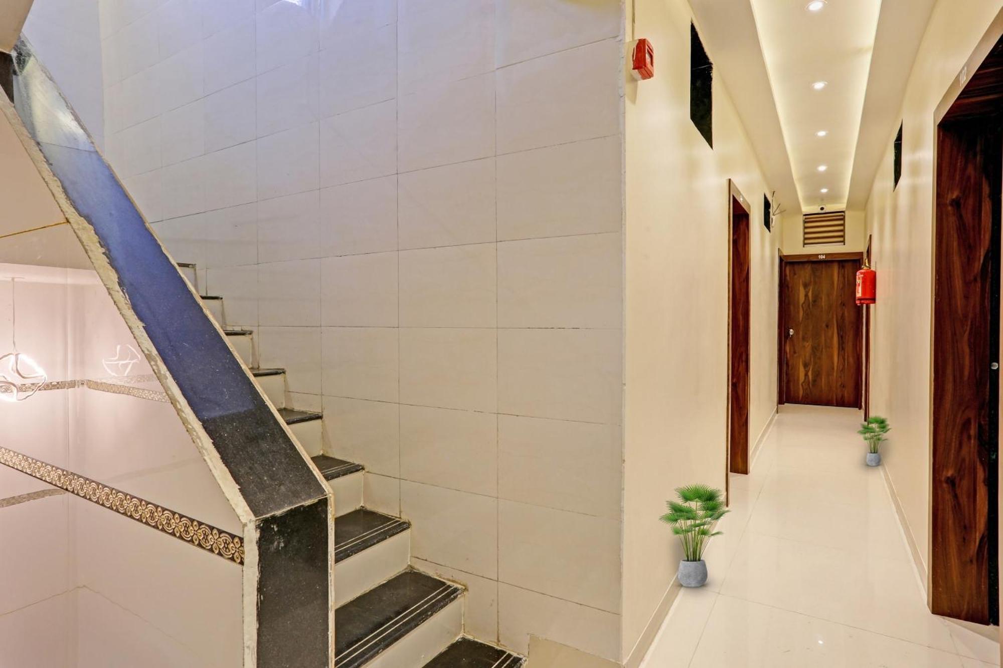 Hotel O Nandi Palace Lodging And Boarding Ulhasnagar Экстерьер фото