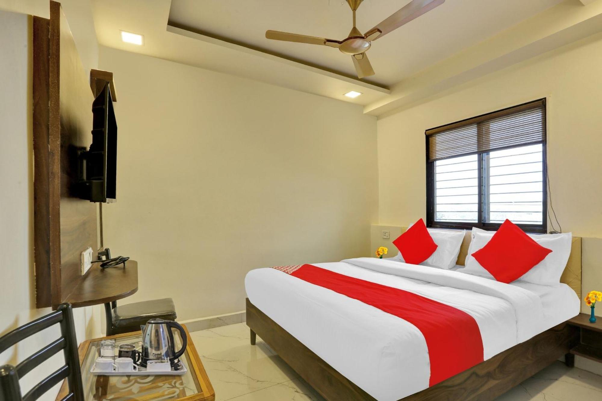Hotel O Nandi Palace Lodging And Boarding Ulhasnagar Экстерьер фото